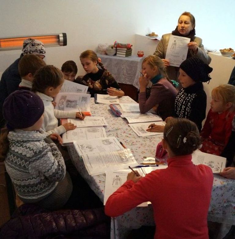 Занятия в воскресной школе храма в Охотском
